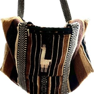 Zipper duffel bag with quilted lining and front zipper pocket